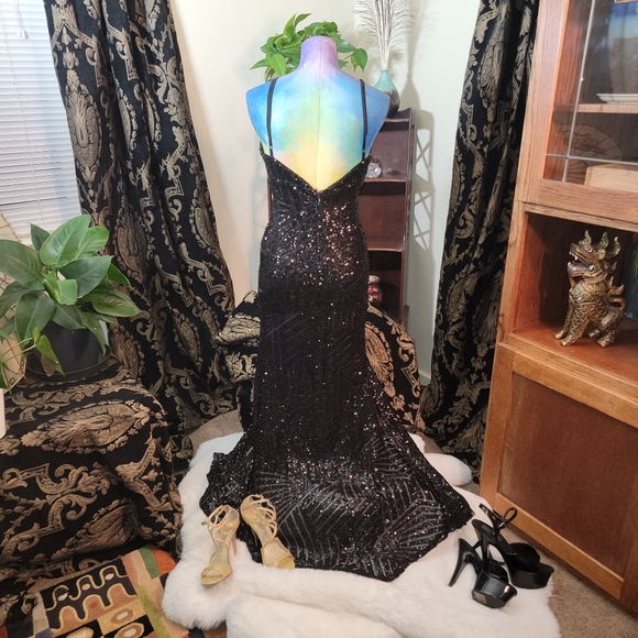 Gorgeous super sexy deep plunge sheer geometric pattern - Picture 2 of 2